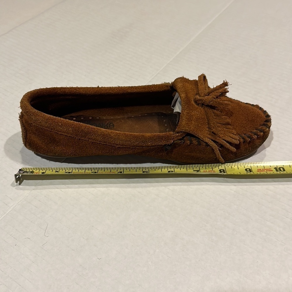 Minnetonka soft suede brown slippers with bow and fringe in front - Picture 9 of 9